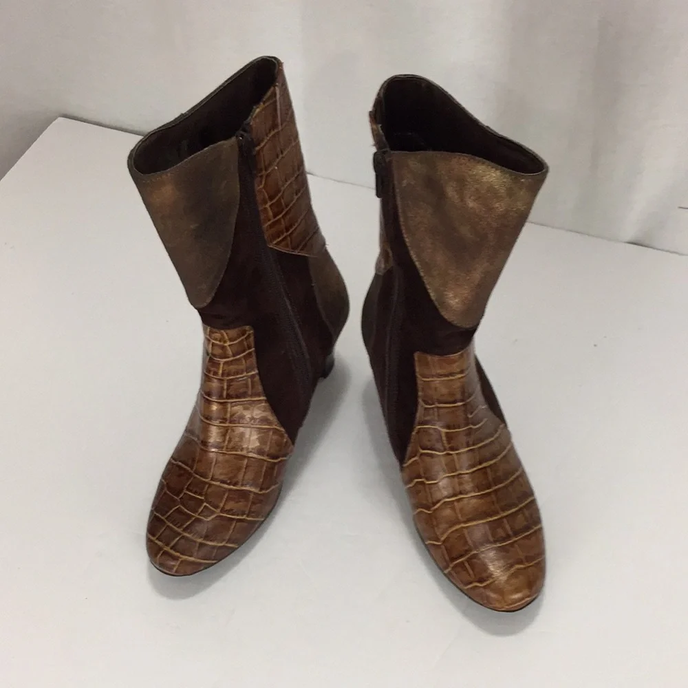 Helle Comfort Brenna  Mixed Media , Suede, Leather, Gold Embossed Bootie 36